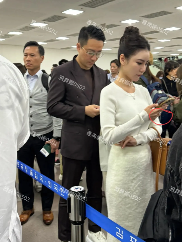 韩国金浦机场偶遇汪小菲，他未婚妻马筱梅手上的大钻戒很亮眼。
汪小菲本人很年轻，瘦