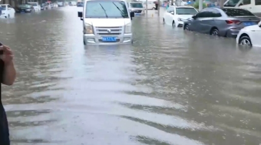 水中的车以及开始的救援，水深的地方到了腰部 ​