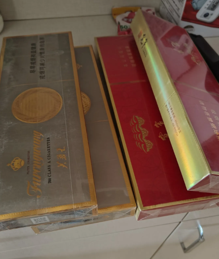 儿子自参加工作以后，每月供应他爹两条烟。再十来天就过年了，儿子说过年给他爹买四条