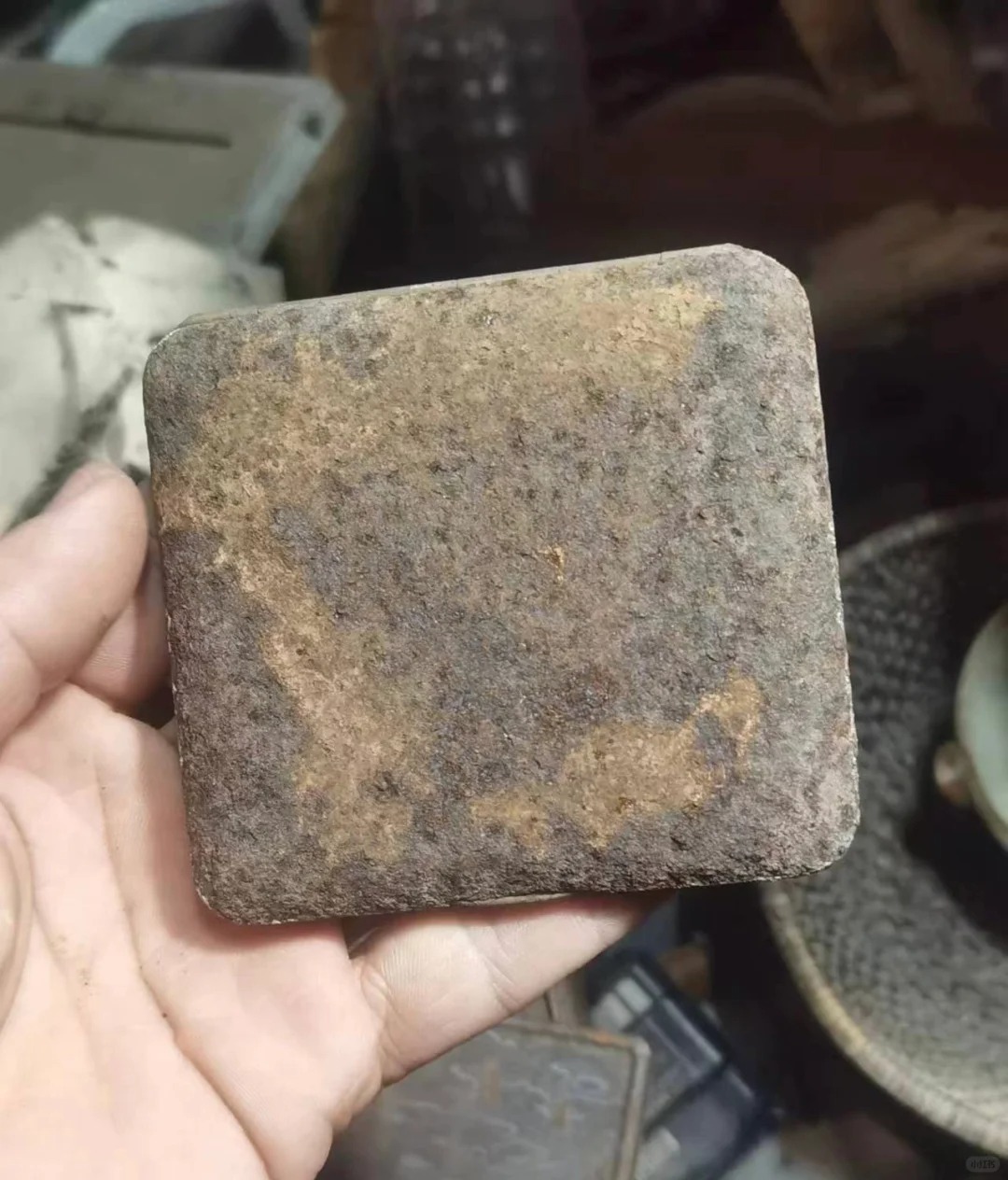 谁懂啊？30块的铁盒子居然是嵌金的
最近逛海鲜市场看到一个锈迹斑斑的烟盒，心想打