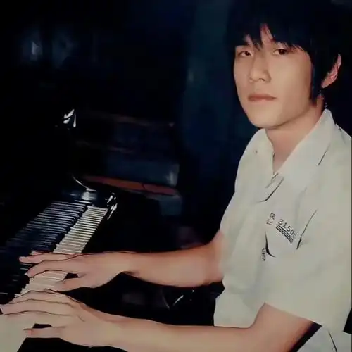 周杰伦学生时代照，音乐天才的逐梦起点