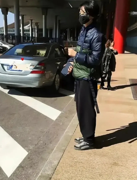 曾经的一代天后，如今也一身朴素无华打扮，到了在街头无人相识的地步，有点凄凉啊！