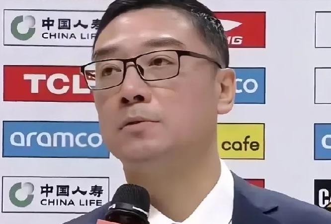 上海男篮继续调整主教练，这次是队里的本土年轻助理教练顶上。

刘鹏下课后，用外籍