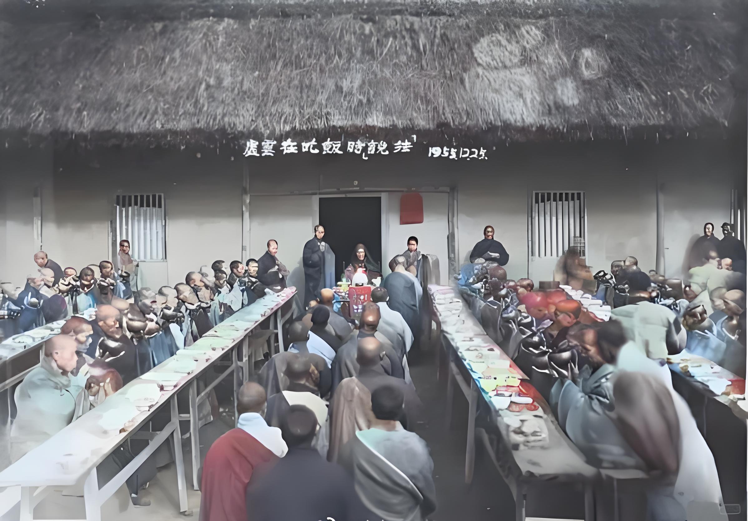 1955年，江西，115岁高龄的虚云法师在云居山茅棚前，与众僧在吃饭的时候讲法，场面甚为壮观