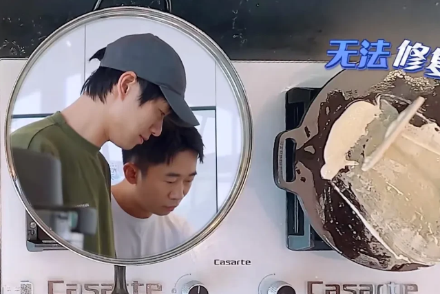 魏大勋的煎饼果子做的很失败，魏爸走过来自信地说着:“油放的少！油放得多才不出问题