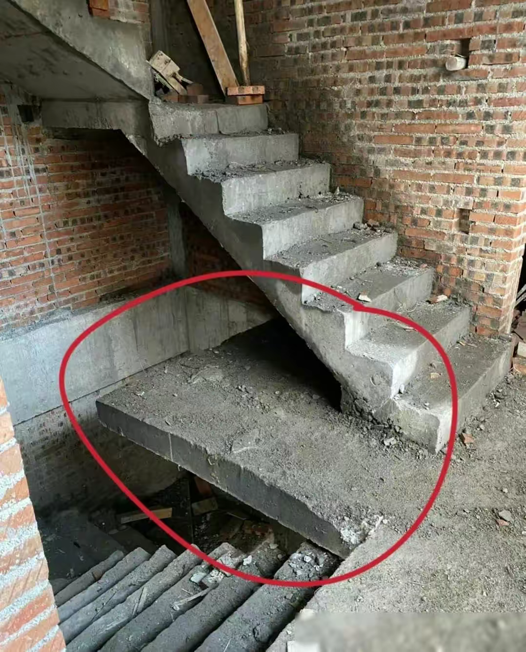 在家人们心中，一个难题摆在眼前：留下这块空地还是不留？家里的楼梯共有三跑，本来打
