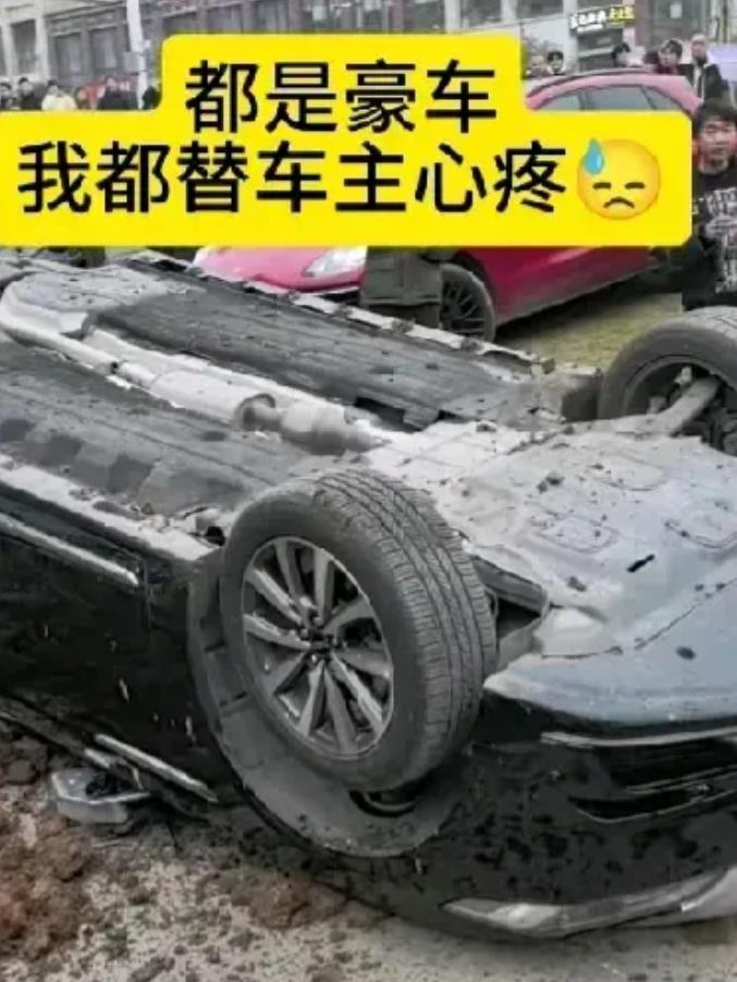 过年这两天四川一小区孩子放炮蹦翻了两辆豪车！
听说需要赔偿金580万，这可能是这