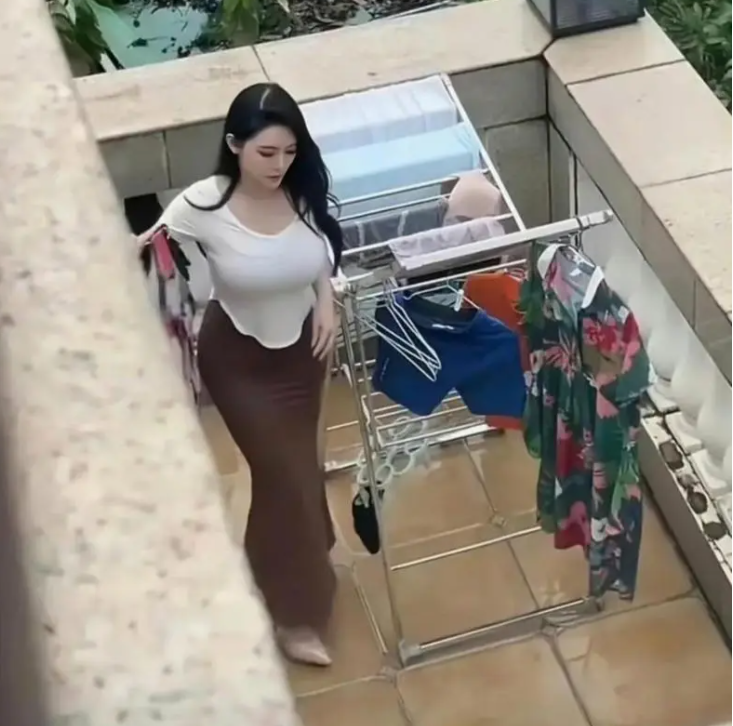 白嫖还上瘾了？四川南充，男子修空调，意外撞见美女邻居出轨，竟手机录下视频，起了歪
