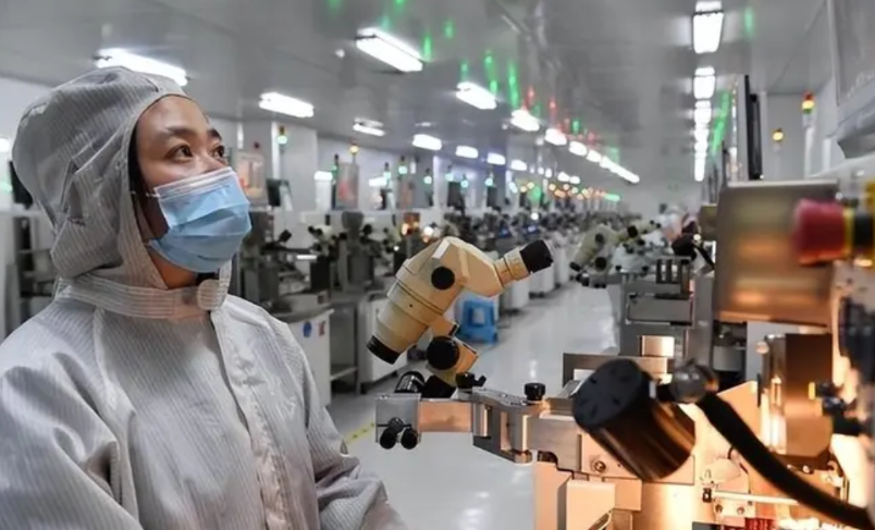 德媒：中国突破7纳米芯片光刻机技术！
一、荷兰光刻机巨头阿斯麦要“搬家”？别怕，