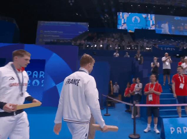 法国队员就这么输不起吗？现场拒绝和中方教练握手，而且中方教练是大老远伸出手来的。