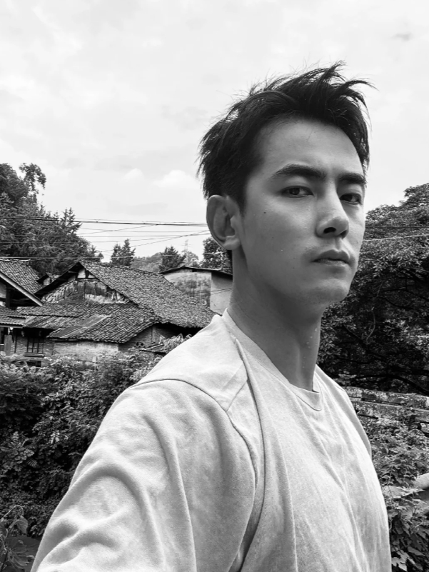纪凌尘：从“陆离”到巨星的辉煌之路