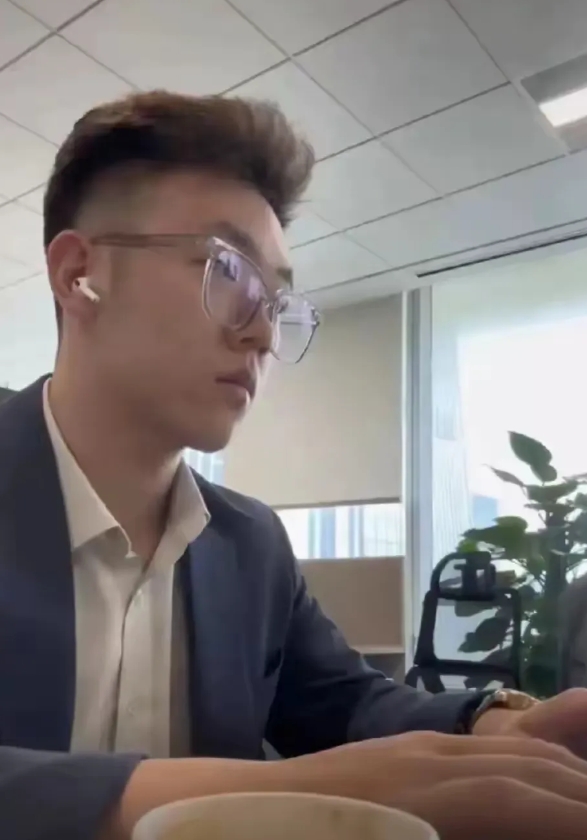 中信建投作为国内最顶级的证券公司，其职员招聘标准硕士起步，博士更是常见。
但就是