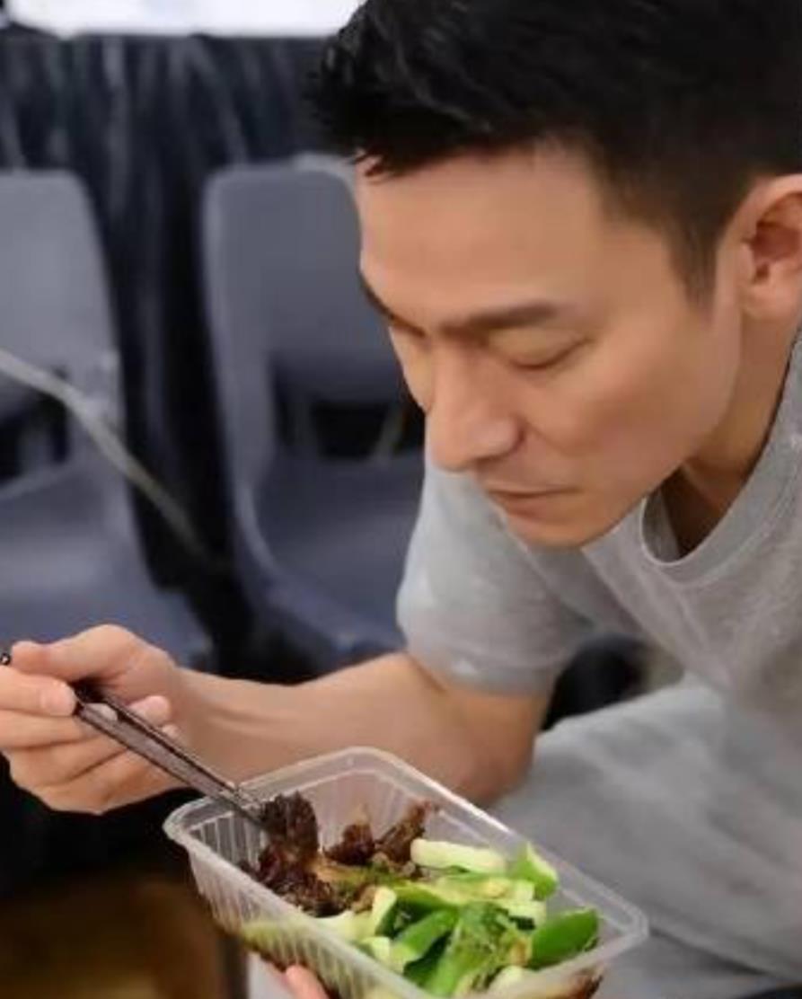 刘德华太惨了，这么有钱还只能吃这么点...