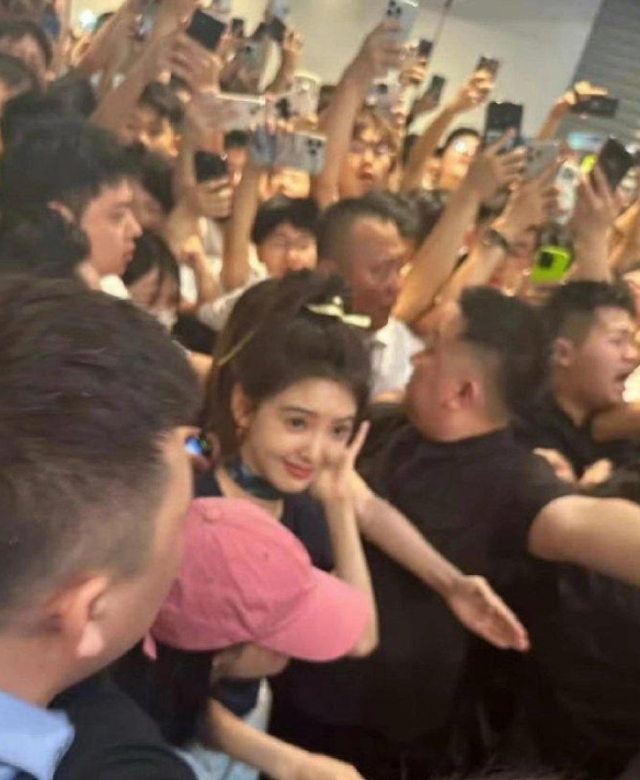 章若楠可能也挺无奈的，男粉多但支持有限，人气高却难变现
