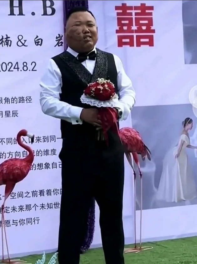 漂亮的新娘在台下，若有所思的看着台上面孔狰狞的新郎，此刻，她心里在想什么呢？

