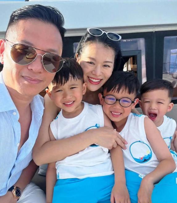 胡杏儿从TVB花旦一路走来，塑造众多经典角色。近日，她携一家五口飞长春滑雪。带着
