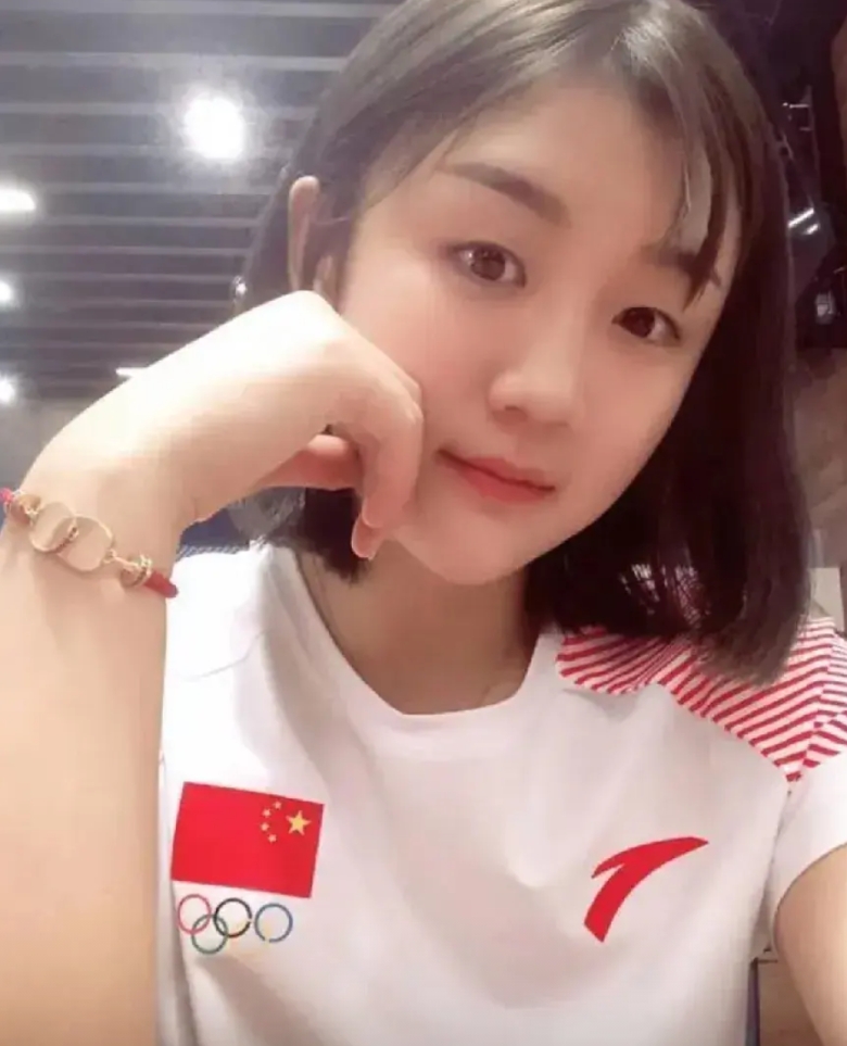 我们欠陈梦一个道歉

在任何别的国家，
蝉联奥运国球金牌，
都会被视为国家英雄，