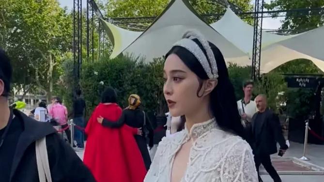 43岁范冰冰臃肿现身巴黎，"白天鹅"变"胖企鹅"，她还能重返巅峰吗?