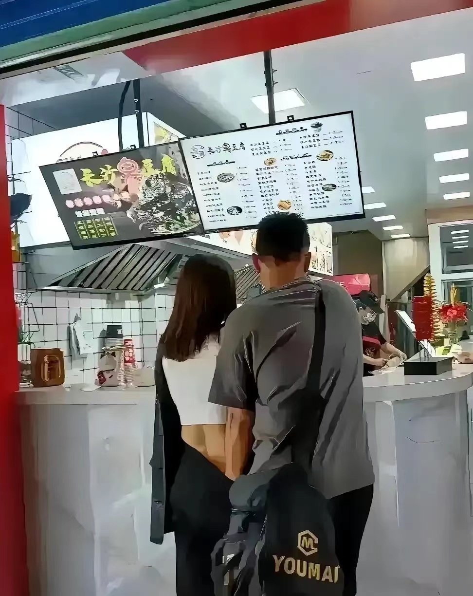 这一对情侣在商场购买长沙特色臭豆腐时的一幕引发了广泛关注，男子的举动着实让人大跌