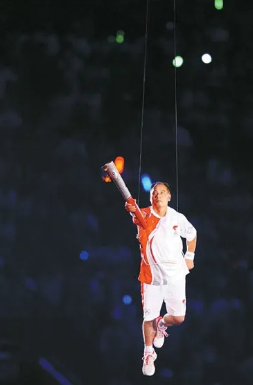 2008年北京奥运会，我就在现场，开幕式上李宁在空中奔跑着去点燃奥运圣火，太激动