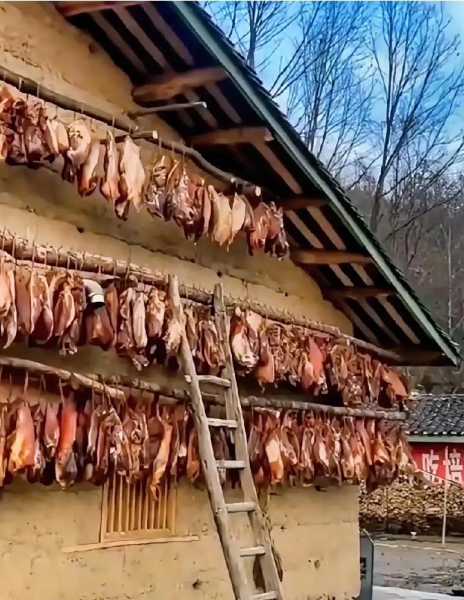 你能想象吗？今个走进陕南的一个小村落，几乎家家墙外或多或少的挂着熏肉！
 
我就
