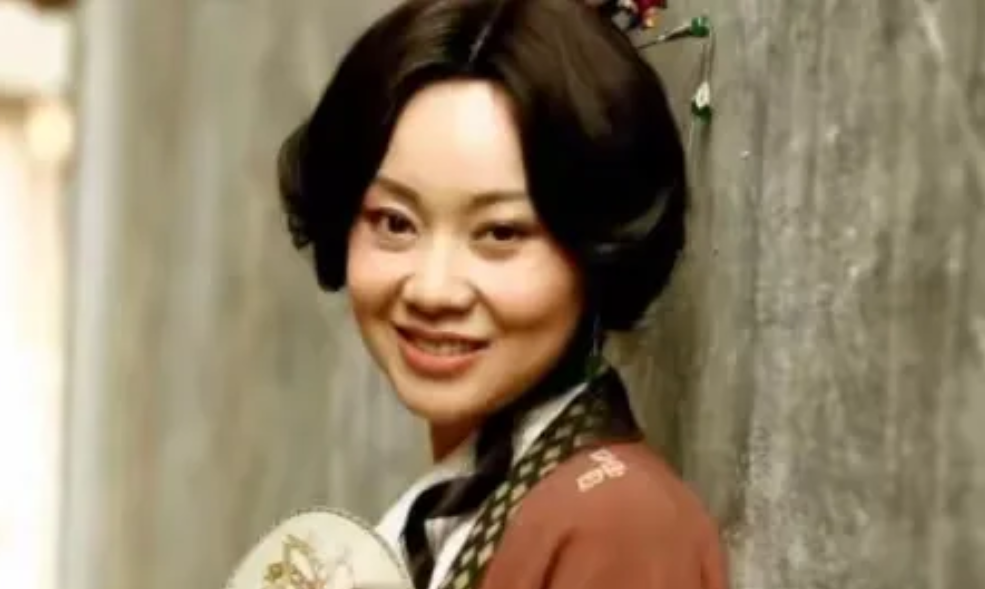 闫妮，这位风情万种的女演员，一直以来都是娱乐圈的焦点人物。离婚后的她，多次传出与