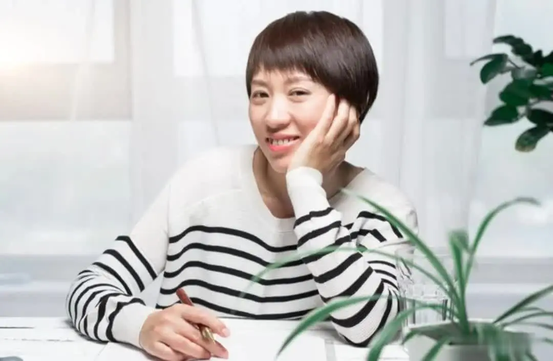 跟我一个办公室的李姐，带了一个女儿，离 婚都八年了，还单着的。

李姐是我们公司
