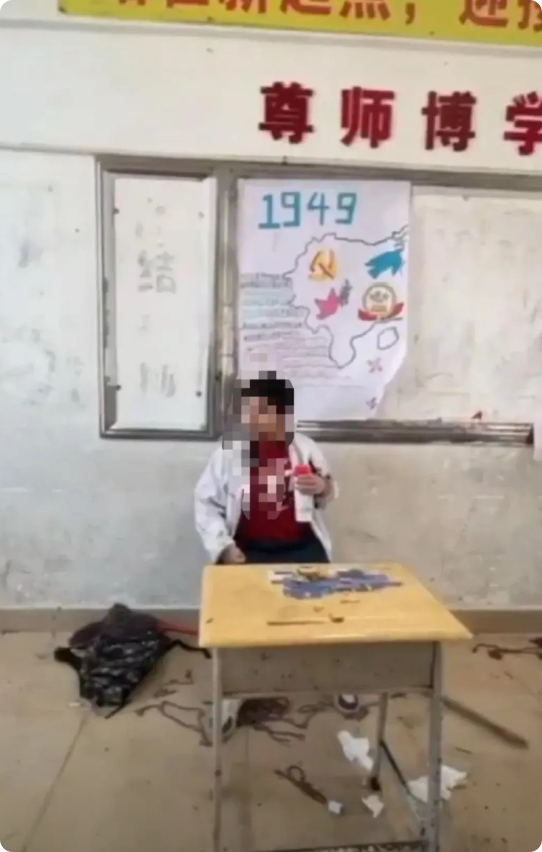 为什么从上到下都在欺负他！他做错了什么？施暴者耀武扬威，受害者忍气吞声。

其实