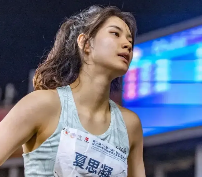 干得漂亮！13秒08！夏思凝在全国田径大奖赛重庆站中夺女子100米栏冠军！
比较
