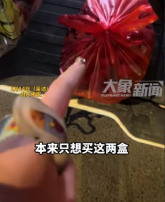 山东枣庄，女子出门遛狗在路边看见有人卖草莓，想着买两盒回家吃。但女子拿着两盒刚要