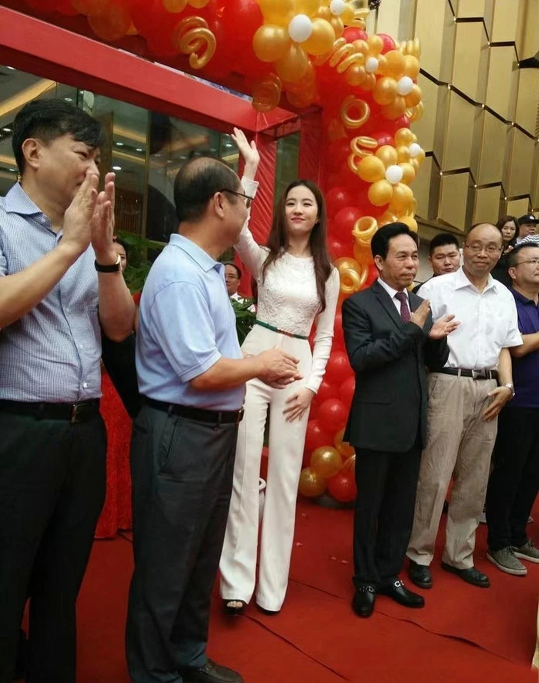 好奇怪，神仙姐姐刘亦菲竟然跑到我们小县城来演出了。