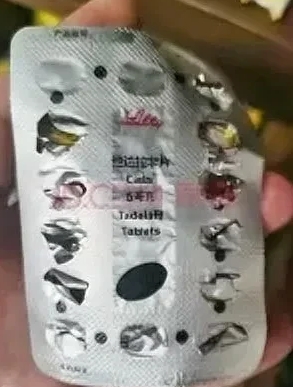 半年不见，昨晚老公回来了，他躺在床上一直喊累，我只好不打扰他，想着他在外地辛苦，