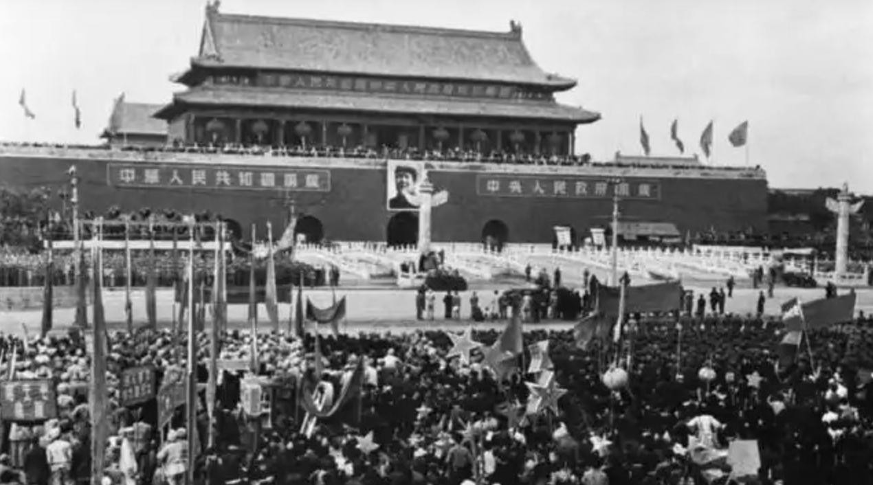1949年的北京正处于历史的转折点，新中国的诞生即将成为现实，然而这个伟大时刻的