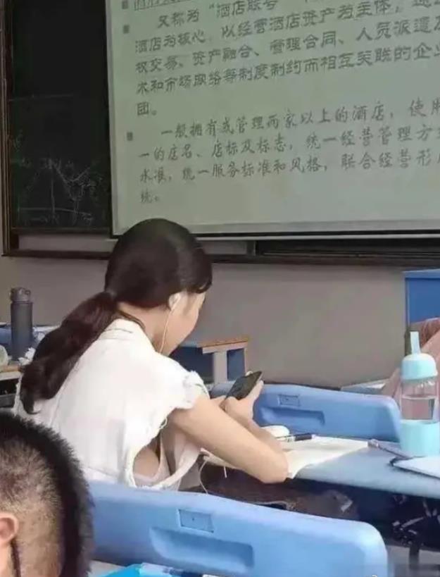 想请教一下，穿这种衣服上课会感到冷吗？