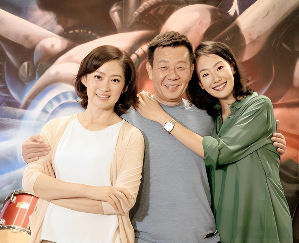 1996年，寇世勋有了一个老婆，随后他又带一位健美小姐回家，对老婆说：“我爱你们