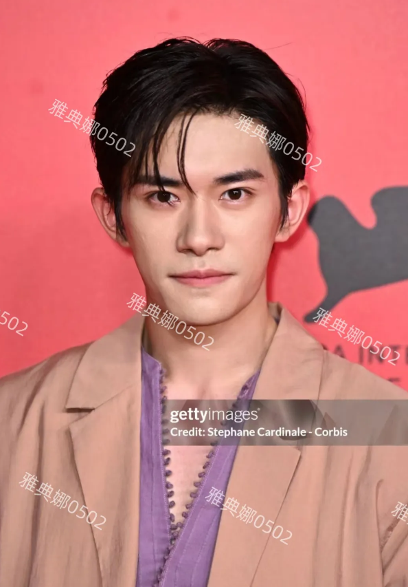 易烊千玺威尼斯电影节生图，他明明只有23岁却没有青春活力和少年感。
总是眉头紧锁