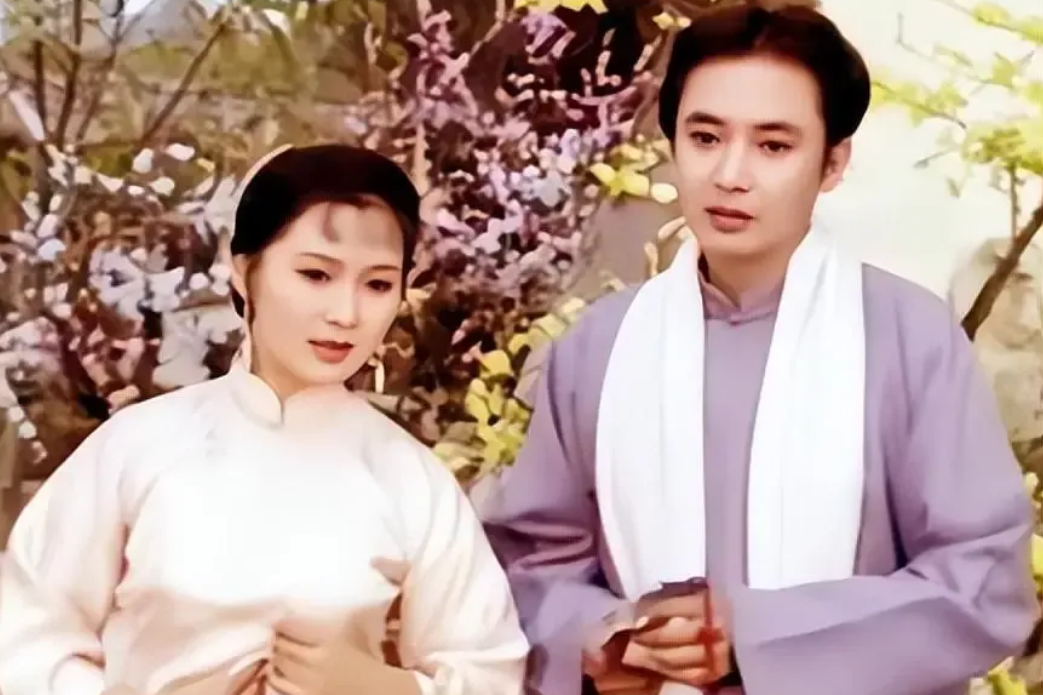 演员陈剑月说：我见到侯长荣第一眼，就喜欢上他了，23岁的他长的高大又帅气，眼睛也