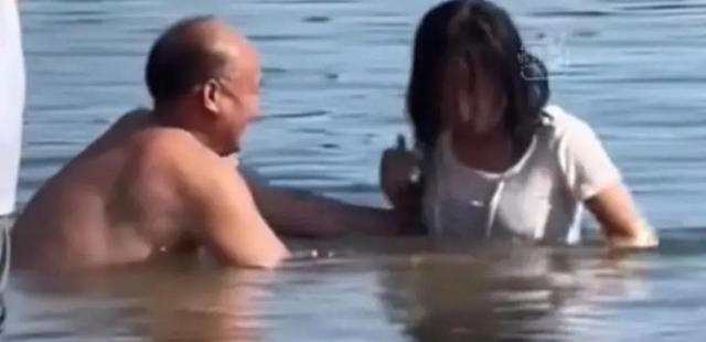 “为老不尊！”河南鹤壁，几个女生到河边玩耍，中途突然觉得水里凉快，于是下河游泳，