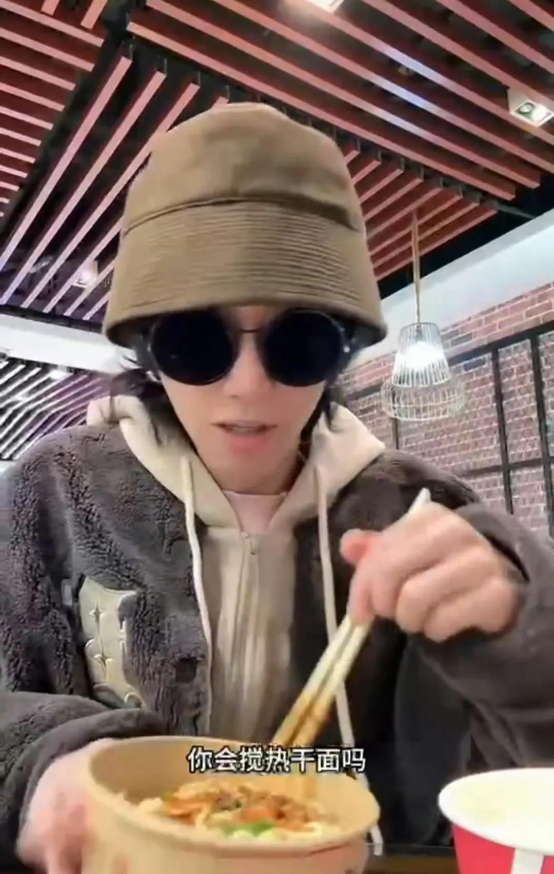 华晨宇来到了武汉岂能错过武汉热干面呢，说着骑着共享单车就出发了，他的歌声不仅温暖