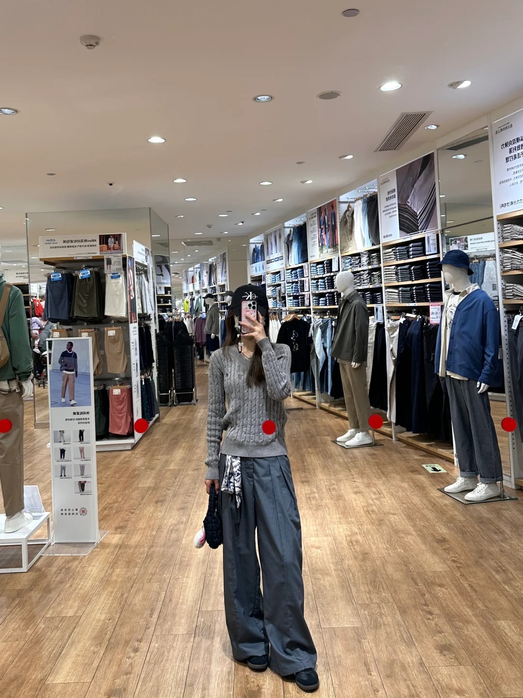 跟着jennie学穿搭
有点拉夫劳伦的感觉~~
灰色系搭配搭了条丝巾
增添了一些