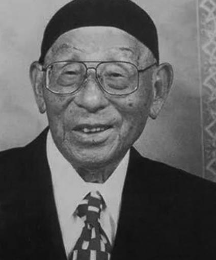 1938年除夕，在郴州幽禁的张学良无聊之余和看管他的十几个特务在饭厅里玩推牌九。