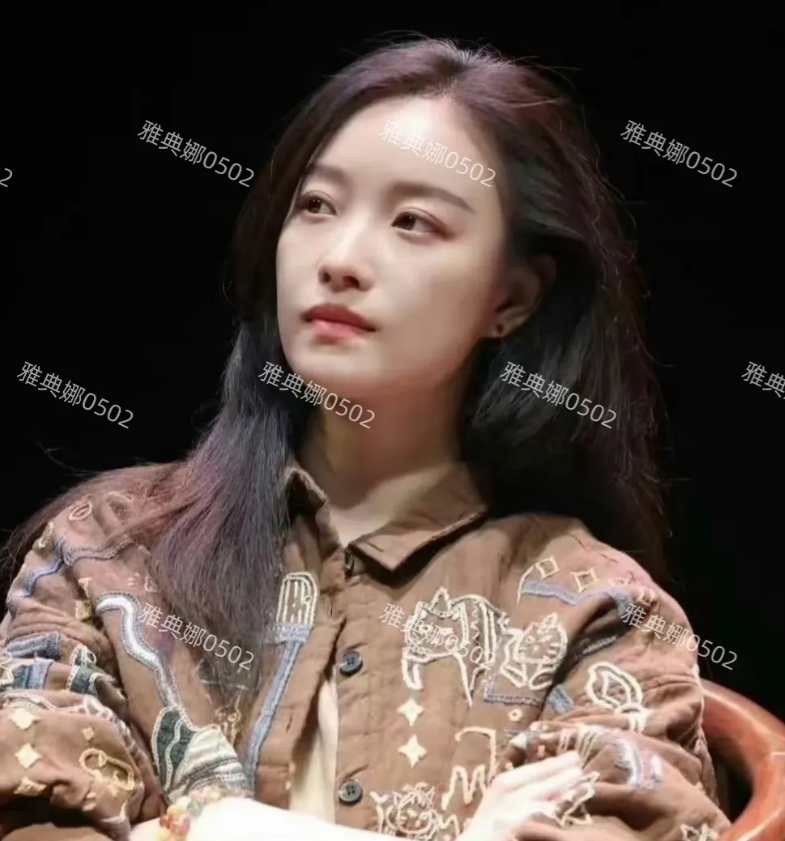 倪妮这种淡颜系的长相真是太耐看了，皮肤好五官秀气，状态松弛气质高级，尤其笑得时候