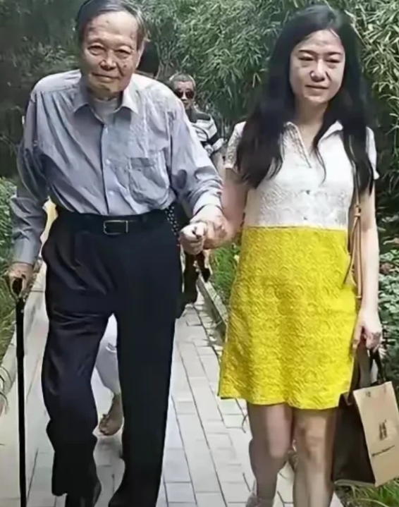 102岁杨振宁和48岁翁帆出席活动，主办方为他们庆祝结婚二十周年，翁帆从28岁陪