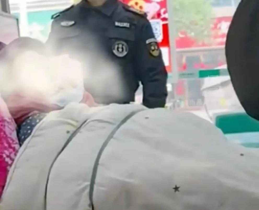 是家属理解错了！银行回应家属把瘫痪老人推到柜台！

最近湖北潜江有个事可受关注了