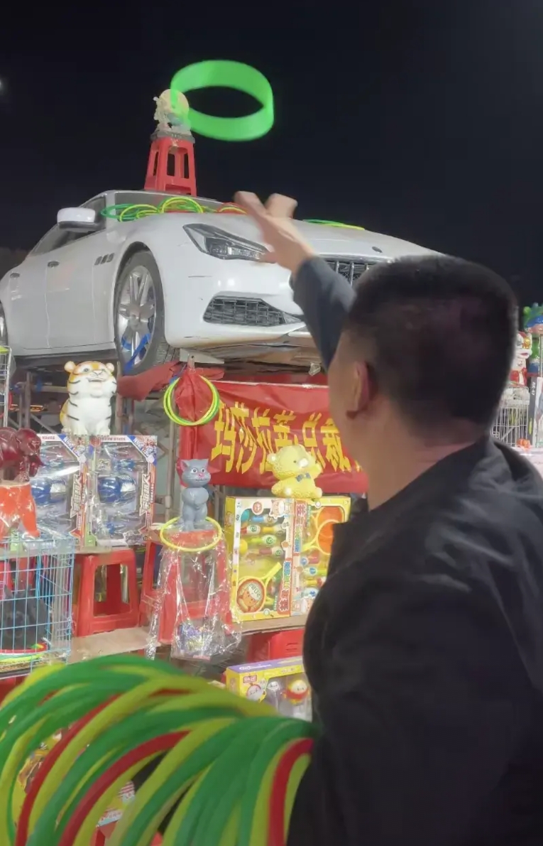 好消息：2000元套圈，套中170万的豪车。
坏消息：套中后只有1年使用权。
反