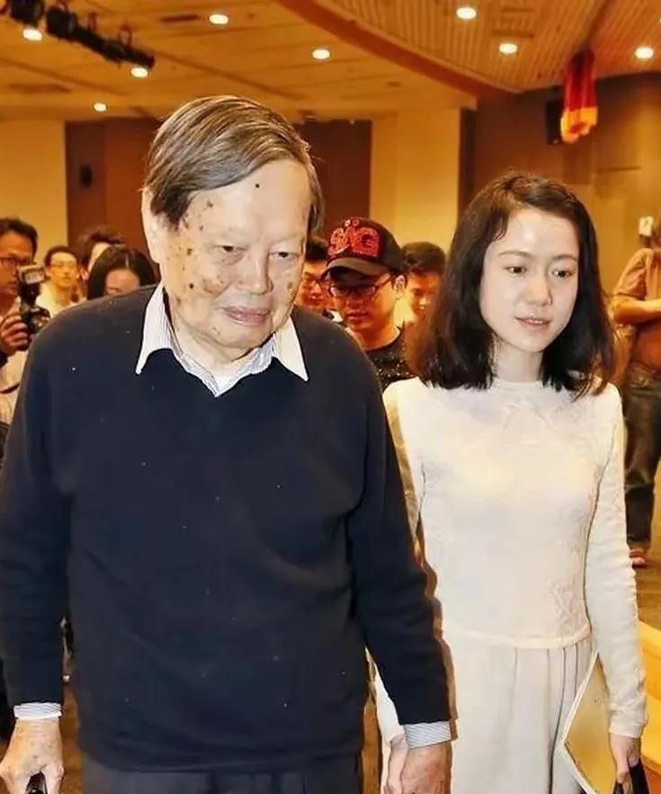 越来越看不懂翁帆了，
你说她不图钱吧，
为何28岁嫁给了82岁的杨先生，
还20