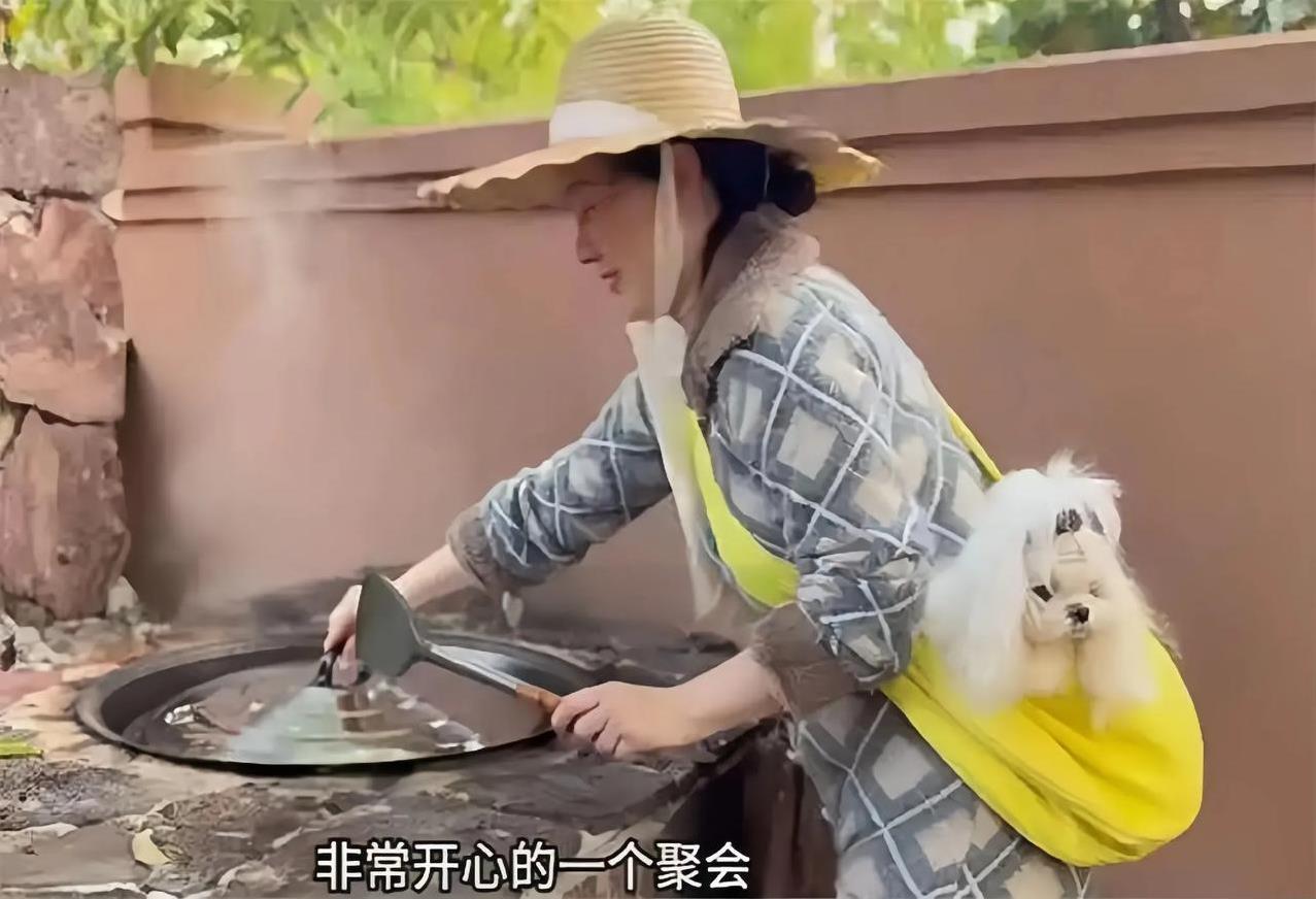霍思燕分享自己的生活～
在院子里种满花花草草，养着可爱的宠物，一群朋友来做客，把