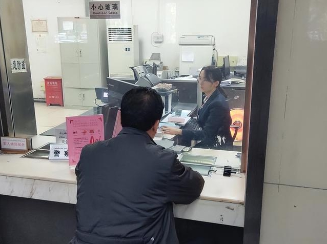 广东深圳，一男子携带9.8万元现金去银行存钱，工作人员点完钞后却说只有8.8万元
