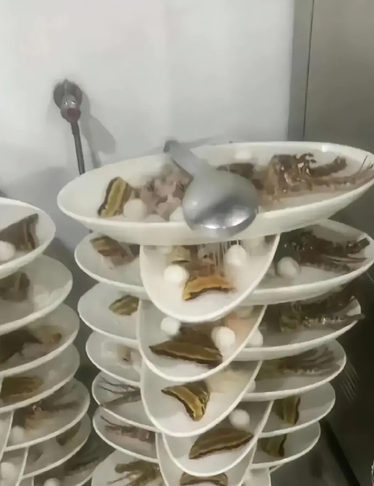 我不喜欢吃龙虾，原因是它的味道和口感不合我的胃口。