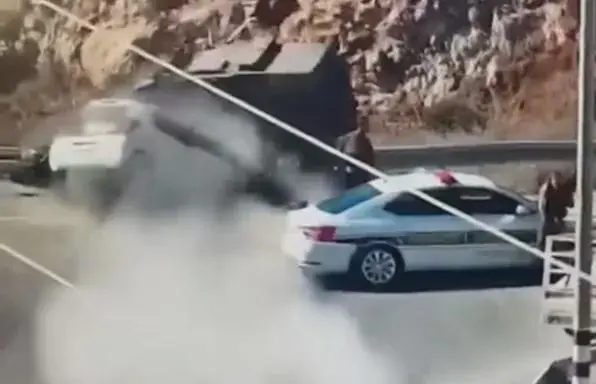 据有关媒体报道，巴勒斯坦地区的一名极端分子驾车冲向以色列军车，结果自己死亡，以方